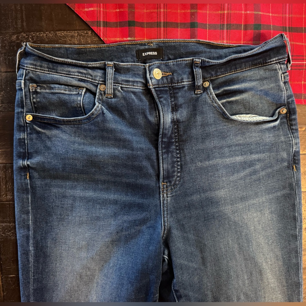 Express distressed ankle jegging, size 14R, good condition.